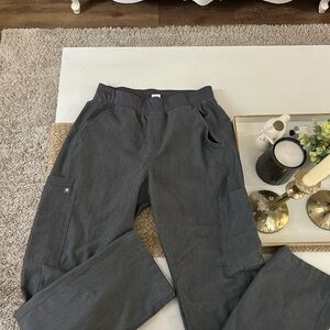 Figs Women’s Charcoal Cargo Scrub Pants